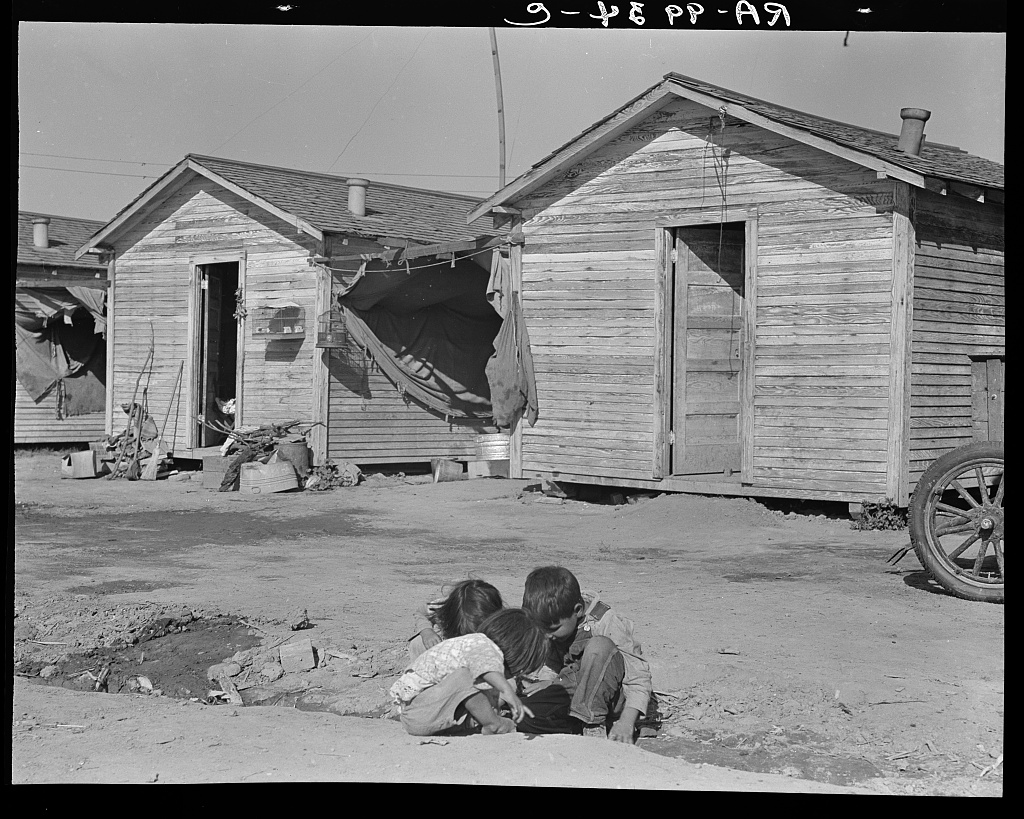 Company housing for cotton workers near Corcoran, Kings County, California, 1936.